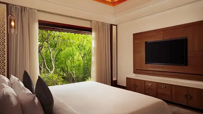 Grand_Suite_Bedroom_(Photo-2)_2